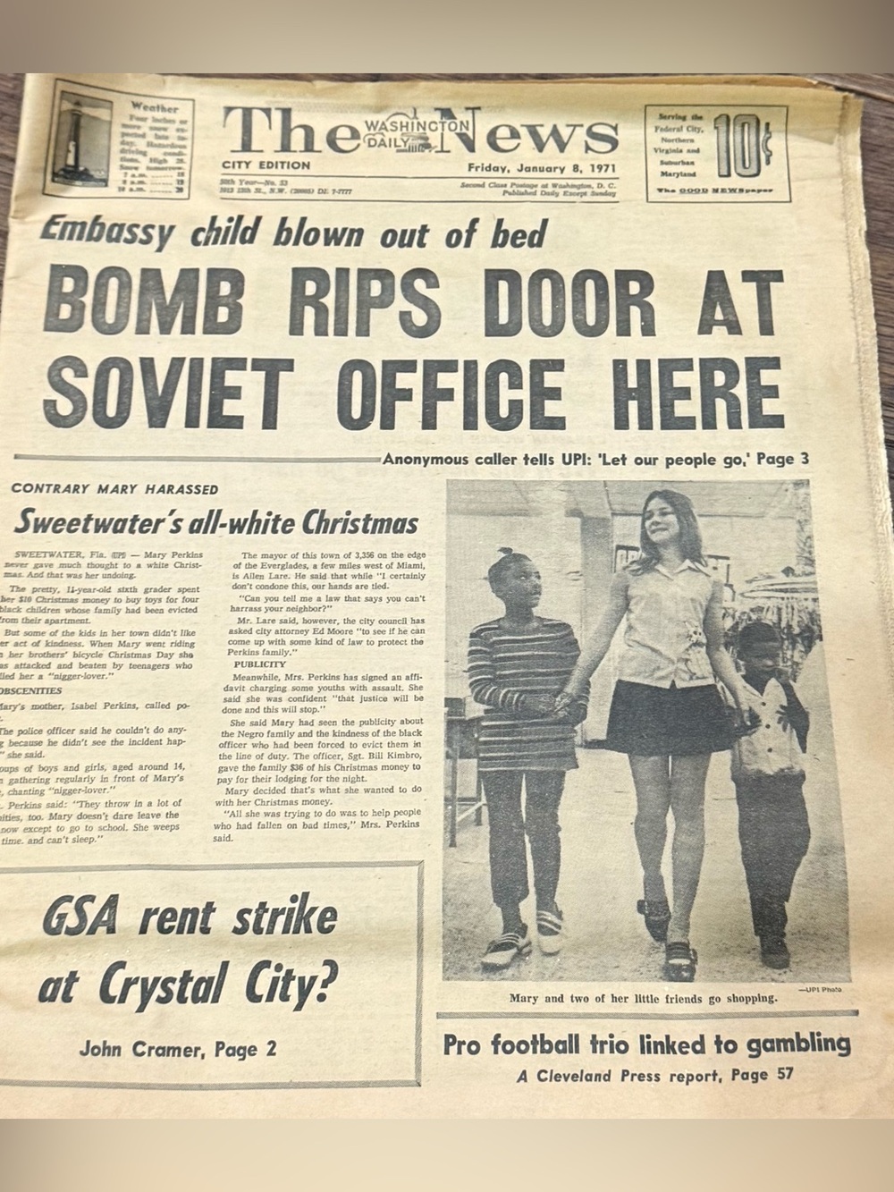 Vintage newspaper - original print of The Washington Daily News January 8, 1971.
